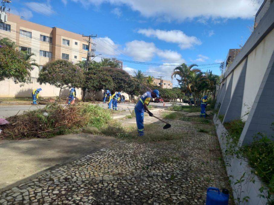 Mutirão de limpeza no bairro Candeias