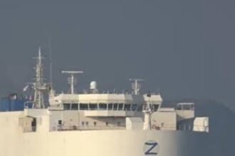 Navio com 3 mil carros queima há uma semana e chances de fogo ser apagado são muito baixas