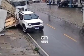 Vídeo mostra o momento exato em que um muro desaba em cima de um veículo no bairro Alto Maron em Vitória da Conquista