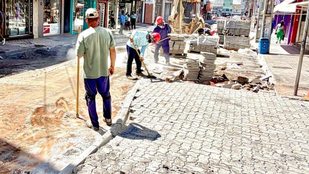 Conquista: Prefeitura afirma que vagas de estacionamento da Rua Francisco Santos não serão retiradas após intervenção