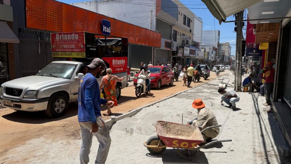 Conquista: Prefeitura afirma que vagas de estacionamento da Rua Francisco Santos não serão retiradas após intervenção