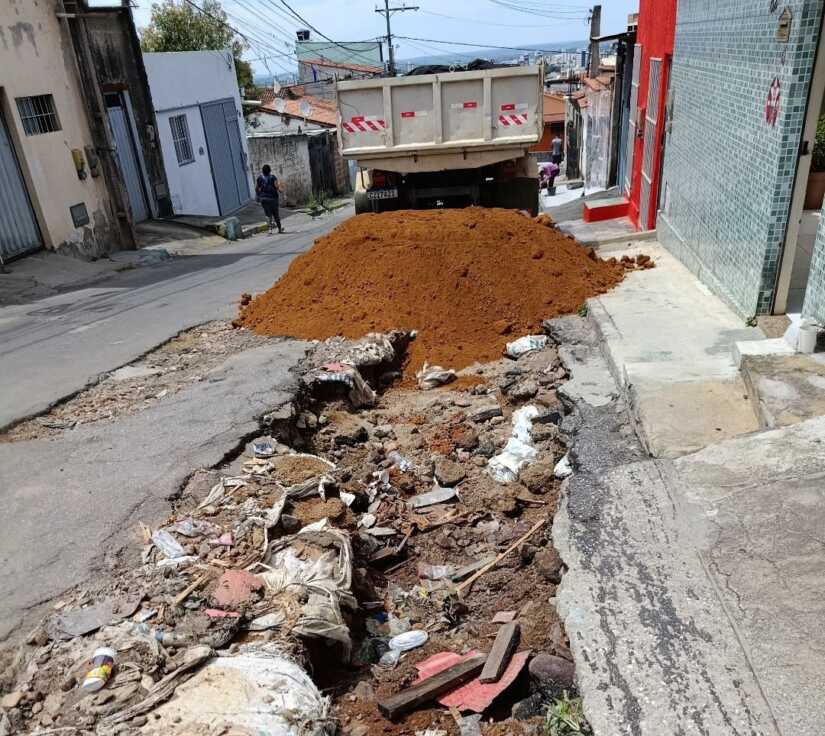 Valeta na Travessa Gilberto Lopes leva moradores a custear serviços em Conquista