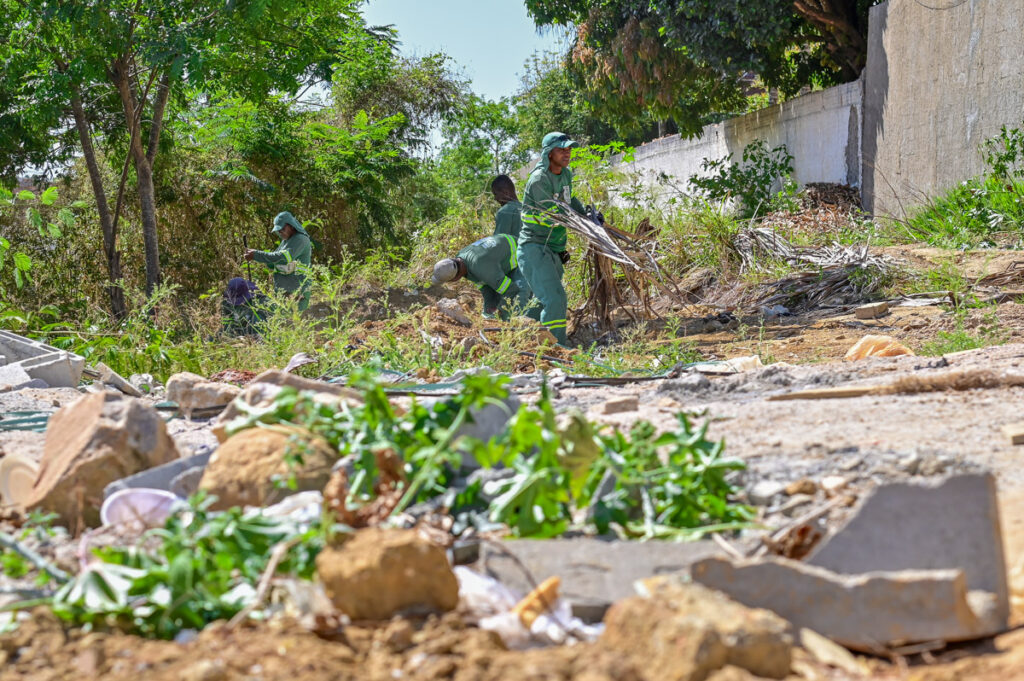 Descarte irregular de lixo leva Prefeitura a intensificar limpeza no Rio Verruga