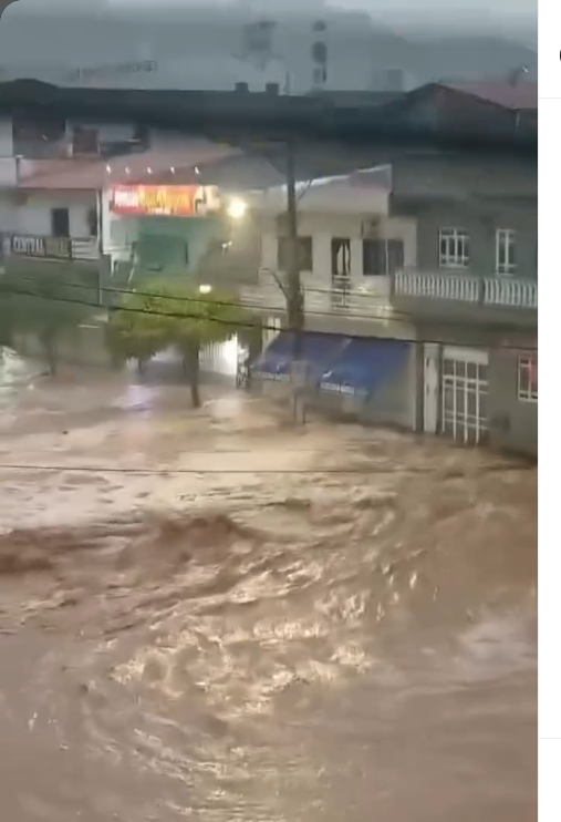 Temporal provoca alagamentos e arrasta veículos em Macaúbas