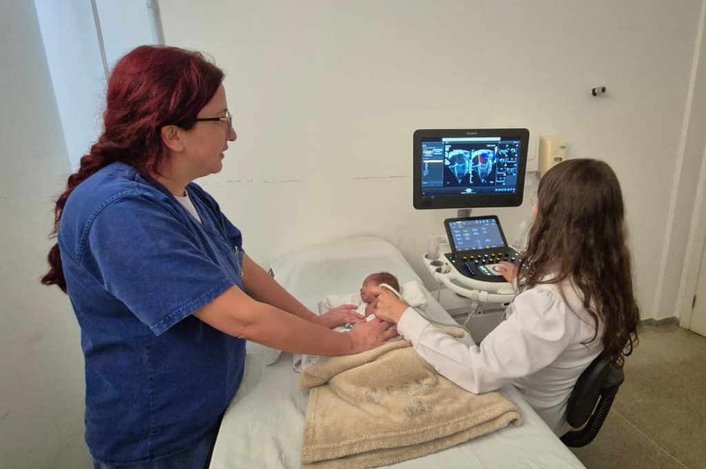 Hospital Esaú Matos recebe equipamento para diagnóstico cardíaco em bebês