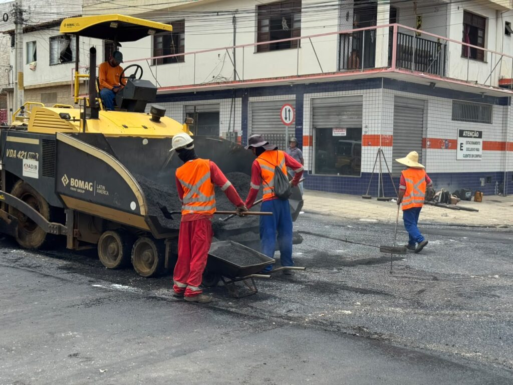 Rua Waldemar Sá Porto recebe recapeamento asfáltico no bairro Recreio, em Vitória da Conquista