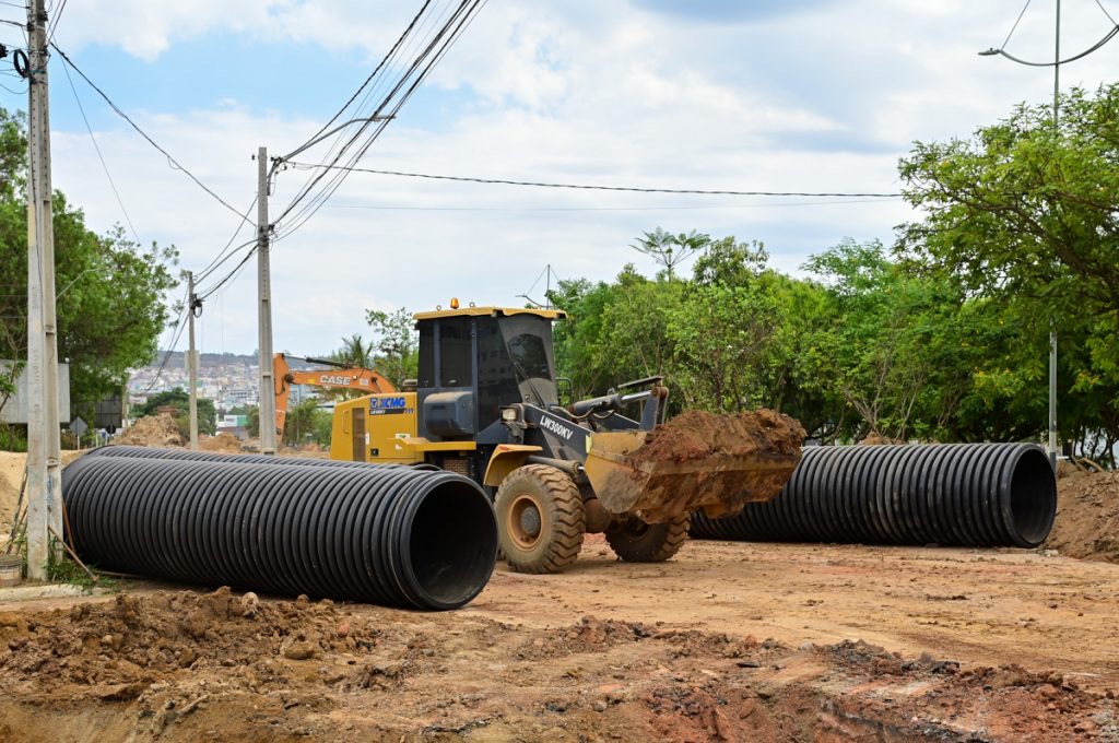 Macrodrenagem nas avenidas Caracas e Juracy Magalhães chega a 70% em Conquista