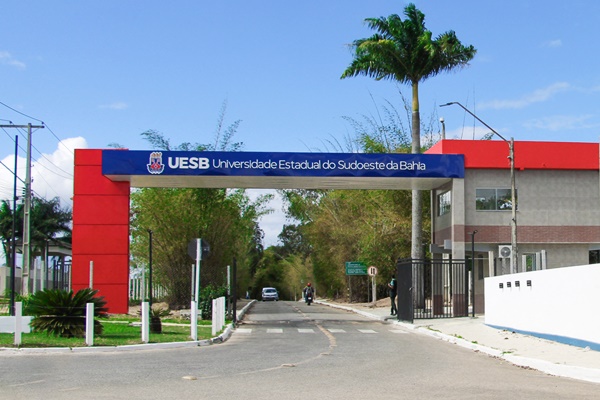 Após paralisação, UESB suspende aulas presenciais e anuncia pagamento direto de salários a funcionários terceirizados